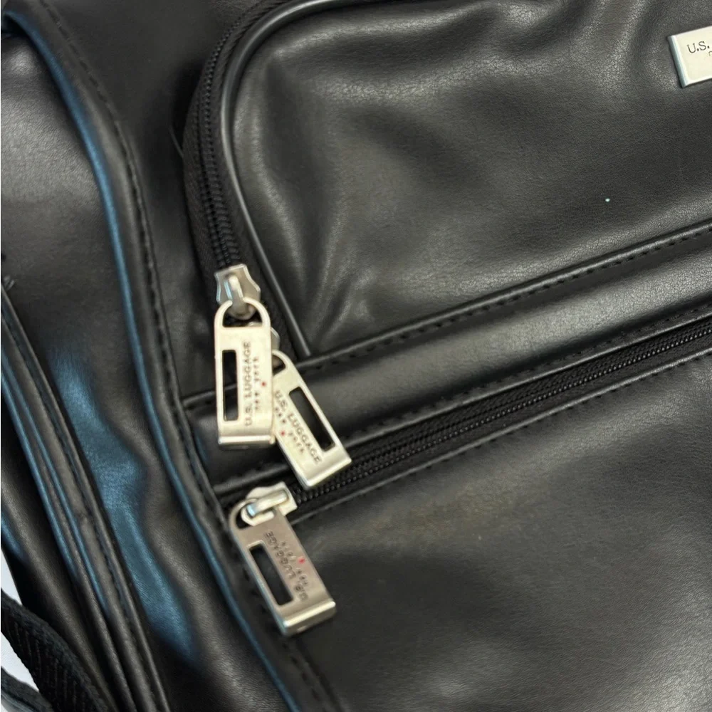 U.S. Luggage New York Black Messenger / Laptop Bag with Sleek Design Very Cool!